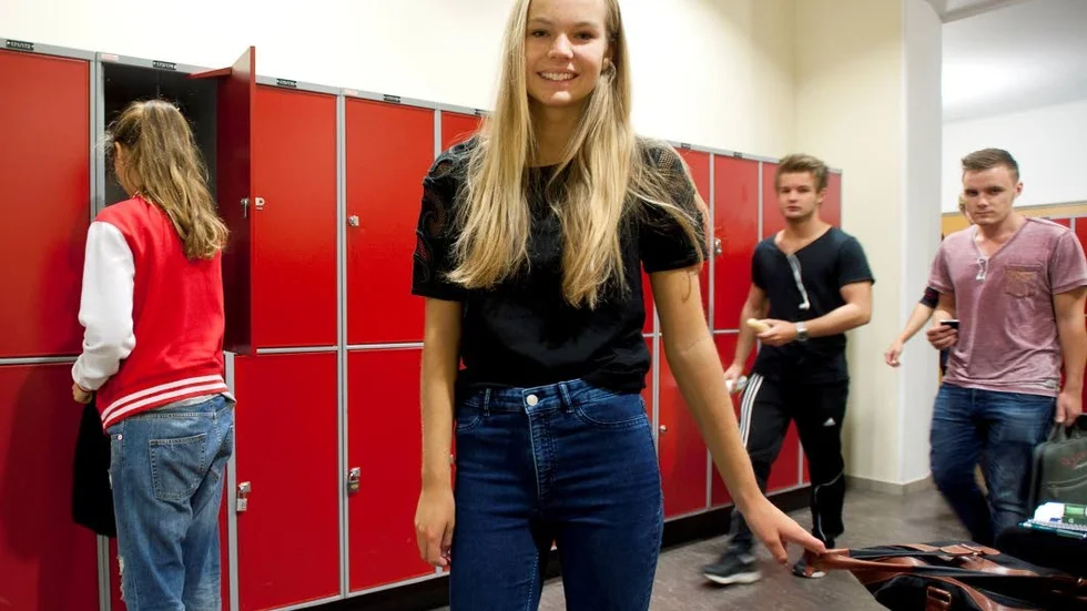 Gymnasieelever. Patricia Melberg och flera andra elever på De Geergymnasiet tycker att det skulle kännas lite konstigt och obekvämtom det kom poliser med narkotikahundar till skolan.