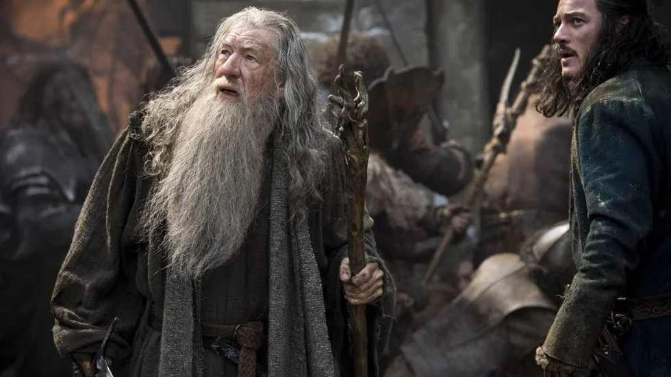 Stider. Gandalf (Ian McKellen) befinner sig återigen i stridens hetta i "Hobbit: Femhäralaget", den här gången tillsammans med bågskytten Bard (Luke Evans).
Foto: SF