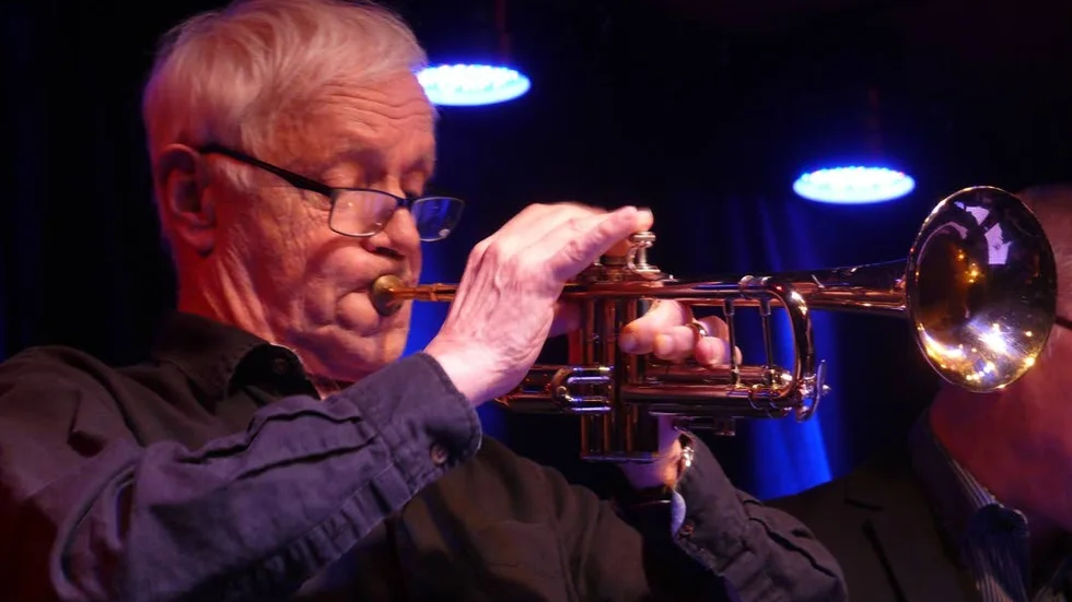 Finbesök. Trumpetlegenden Jan Allan kom till Crescendo för att spela 60-talsjazz tillsammans med Östgötabandet.
Foto: Tor-Björn Lyrhed