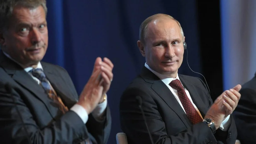 Säkerhet. Finlands president Sauli Niinistö (tv) har likt Sverige starka skäl att se upp med Vladimir Putins Ryssland.