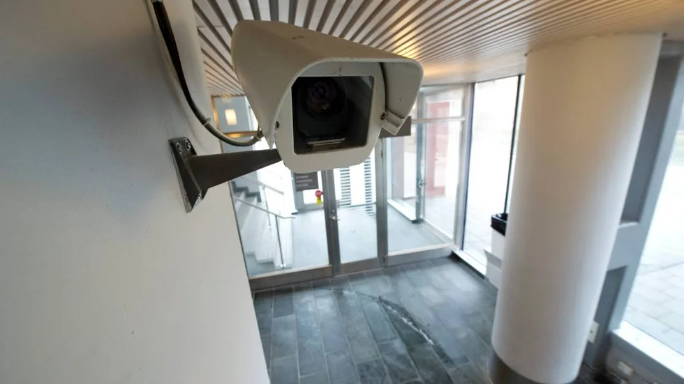 Kamerorna. Frågan är om der tillhör larmet eller om det är vanliga kameror i huset.