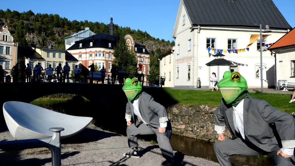 Tea Harryson och Sofia Sosso Harryson från dansgruppen Blauba dansade vid invigningen av skulpturen "Tidvatten" på onsdagskvällen.