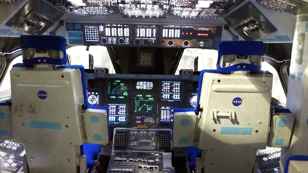 Inifrån. En trappa låter besökare klättra upp och titta in i övre cockpit.