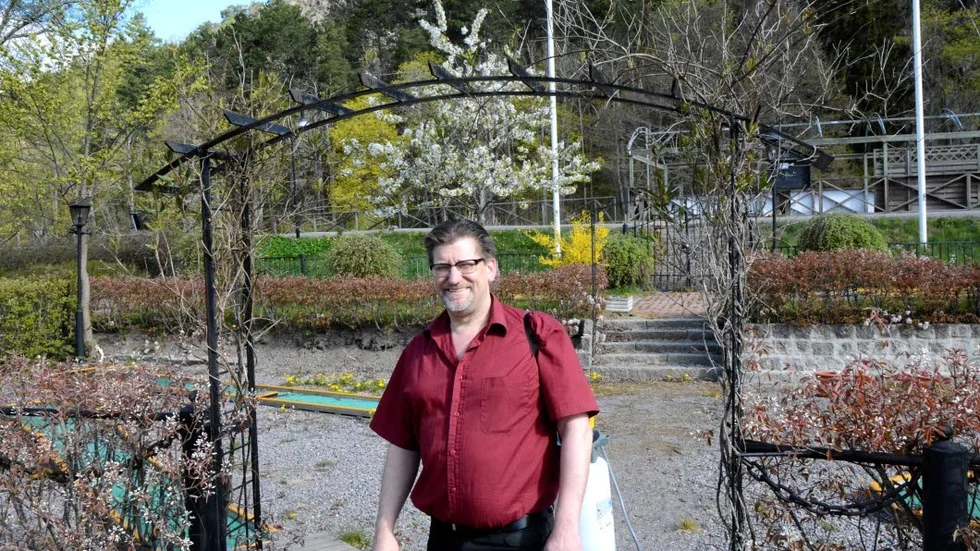Under portalen. Fernando La Paz i hjärtat av den blivande uteserveringen.