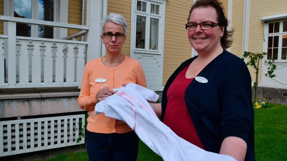 Drop in-premiär. I höst blir det premiär för drop in-dop hos svenska kyrkan i Finspång. - Man kan till och med låna en dopklänning, säger informatören Cecilia Ramäng, till höger, och Gunilla Peltoniemi hjälper till med klänningen.