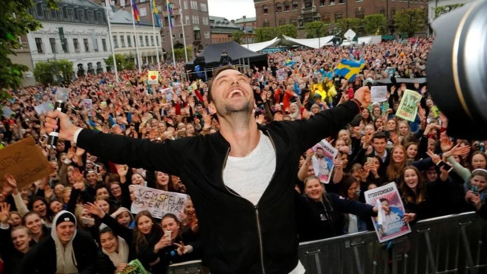 Ingen riktig hjälte? Här hyllar människor i Lund Måns Zelmerlöv för segern i schlagerfinalen.