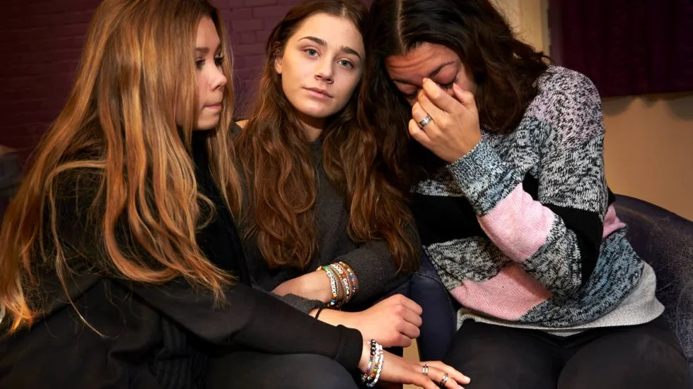Skakade. Lisa Ajax, Josefine Myrberg och Mollie Lindén är skakade efter beskedet om Tristan Björlings död.
Fotograf: Fredrik Persson/TT