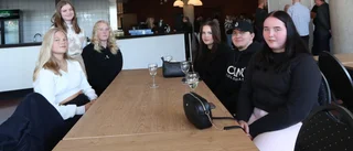 350 elever på plats under debatten: "Partierna tycker likadant, de säger samma sak"