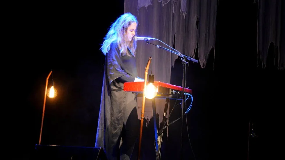 Alice Boman fungerar som support under hela Europaturnén och körar även i flera av Ane Bruns låtar.