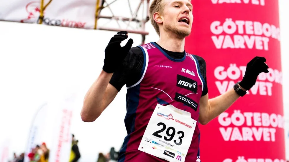 Först i mål. På lördagen avgjordes Göteborgsvarvets seedningslopp på Bråvalla Flygfält i Norrköping.  Snabbaste manlige löpare blev Anders Kleist, IK Akele, med tiden 31.44.