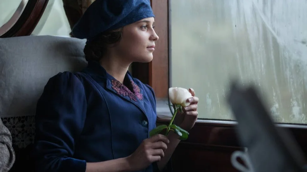 Alicia Vikander spelar Vera Brittain, en ung viljestark kvinna som ska starta sitt liv när första världskriget bryter ut. Hennes upplevelser under kriget ligger till grund för självbiografin "Testament of youth", som blev en stor succé på sin tid. Filmversionen är rörande och sevärd, främst tack vare en strålande Alicia Vikander.
Foto: Laurie Sparham