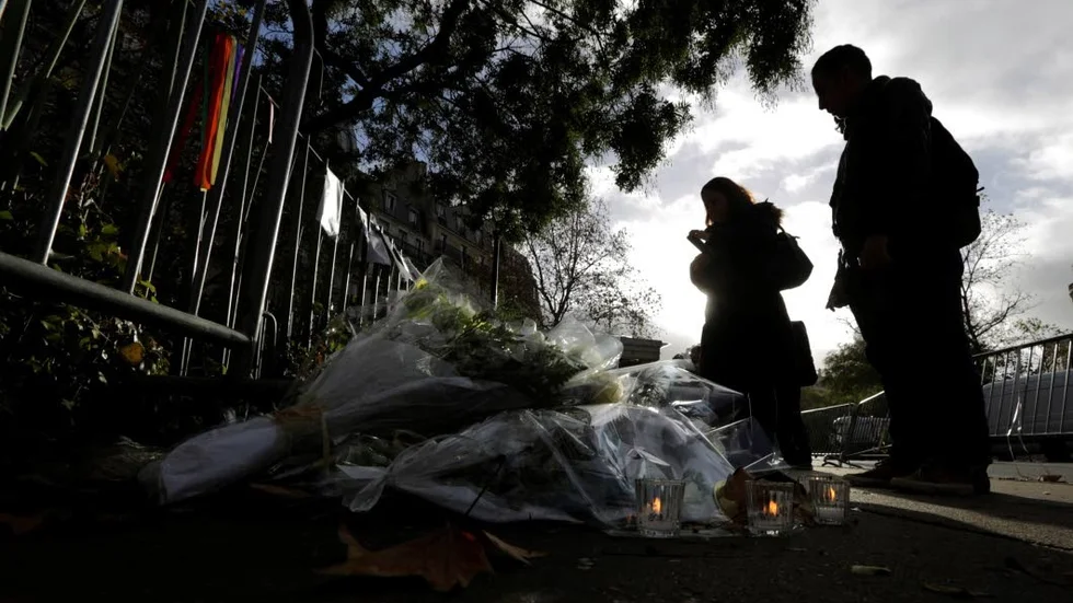 Sörjande Parisbor vid hedrar offren vid konserthallen Bataclan som var en av  attentatsplatserna vid fredagens terrorvåg i den franska huvudstaden.