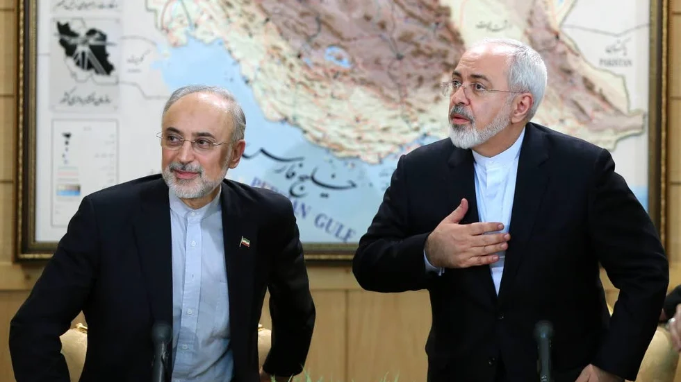 Irans utrikesminister Mophamad Javad ZXarif, och chefen för Irans Atomenergiorganisation Ali Akbar Salehi verkar nöjda efter tisdagens avtal med P5+1-gruppen kring landets atomenergiprogram.