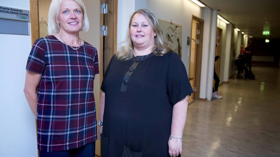 Elice Ökvist, verksamhetschef Elevhälsan grundskola, och Carin Boström, enhetschef för Stöd till barn och familjer, välkomnade till de nya lokalerna. Där kommer verksamheterna att kunna samarbeta på ett bättre sätt.