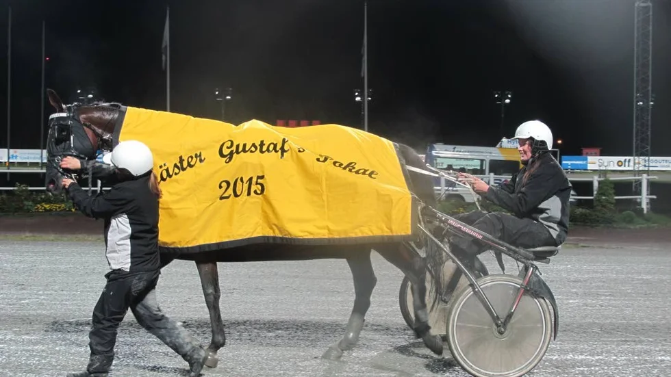 Mister Burman och kusken Hanna Olofsson vann storloppet Mäster Gustafs Pokal med hela 100 000 kronor i förstapris.