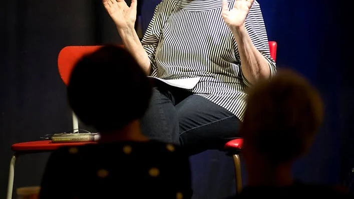 Anita Salomonsson levandegör verkliga kvinnoöden genom att ge dem skönlitterär dräkt.