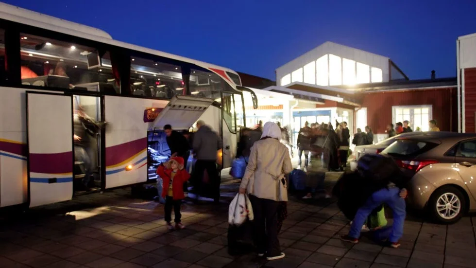 Knappt 70 flyktingar anlände till Piteå med buss under söndagskvällen.
