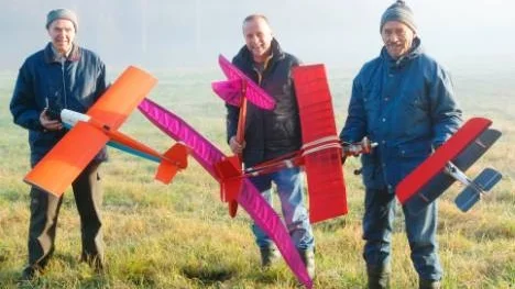 Sivert Östrem, PO Edberg och Bo Harrysson i Finspångs Modellflygklubb gillar modellflygsporten.