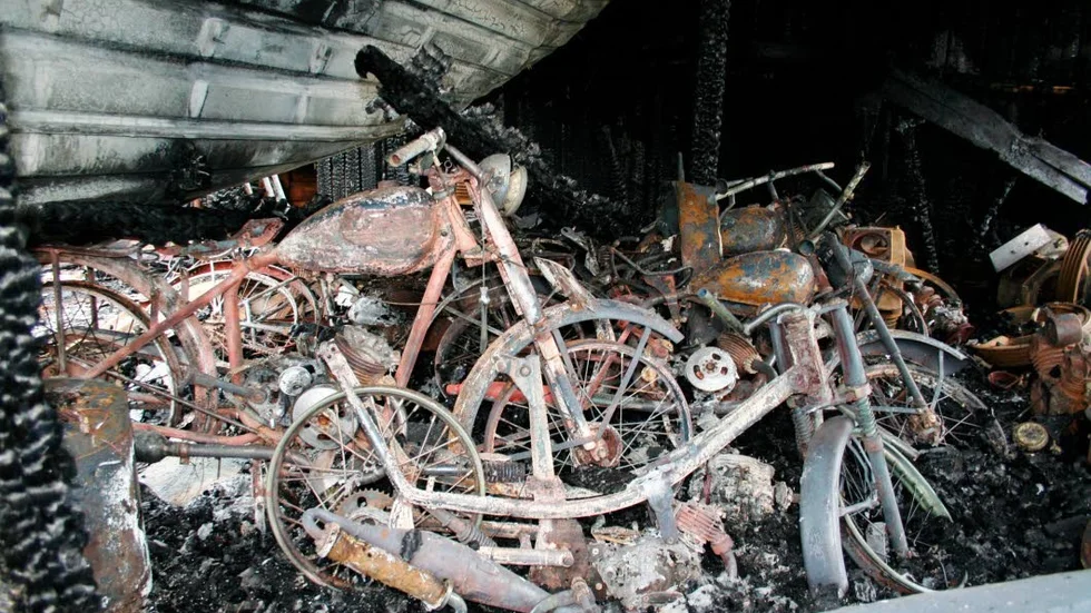 Skrot. Det som för bara några dagar sedan var fina, färdigrenoverade motorcyklar i Vånga, står som nu ett knippe vrak, efter helgens brand.