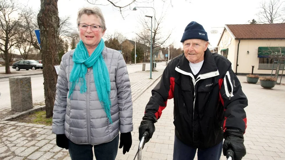 Anna-Lena Nöjd, här i sällskap med Bror Karlsson, tycker att det mesta är bra  i Åby. Så har hon också bott här i 50 års tid.

Foto: Robert Svensson
