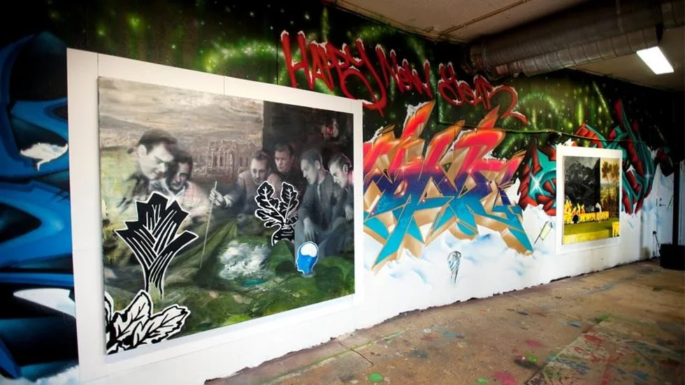 Graffitiväggar möter måleri i kaxiga "En fett bra utställning" med verk av Kristoffer Zetterstrand som friskt blandar element ur konsthistorien med foto och modern datorgrafik.