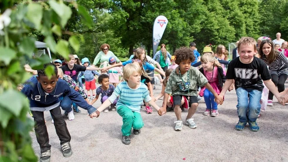 "Å en slank han dit...". Det gällde att hänga med i svängarna för att lyckas med midsommardansen.