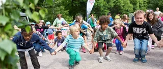 Midsommardans i gassande folkpark