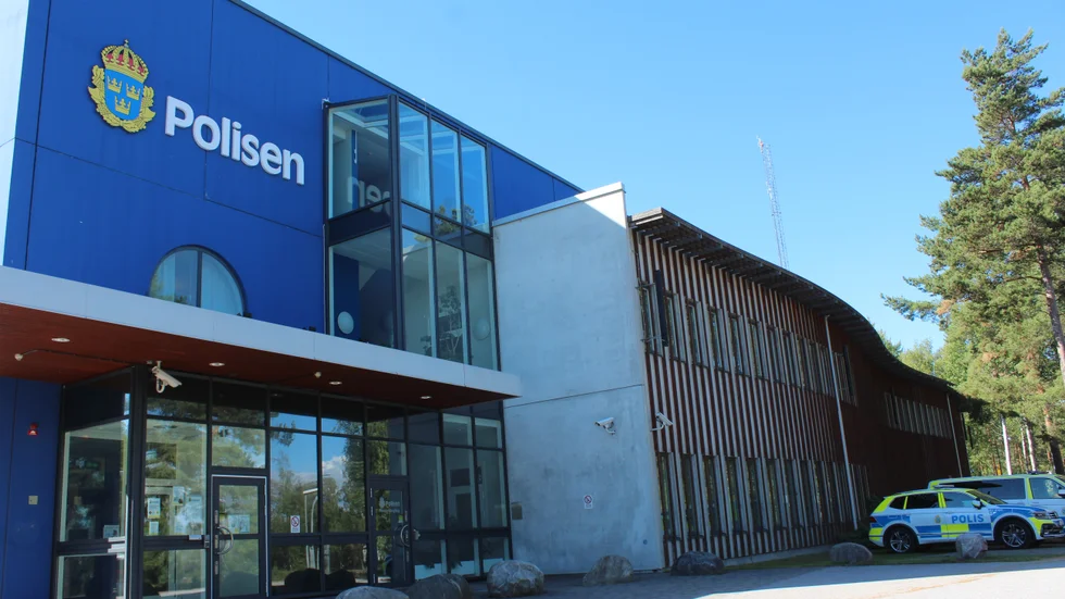 Mannen döms att betala skadestånd efter att ha vandaliserat en personbil utanför polishuset i Västervik. Arkivbild.