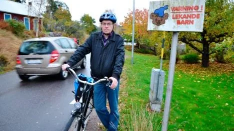Bertil Senestad vill framförallt stoppa den tunga trafiken för barnens säkerhet.