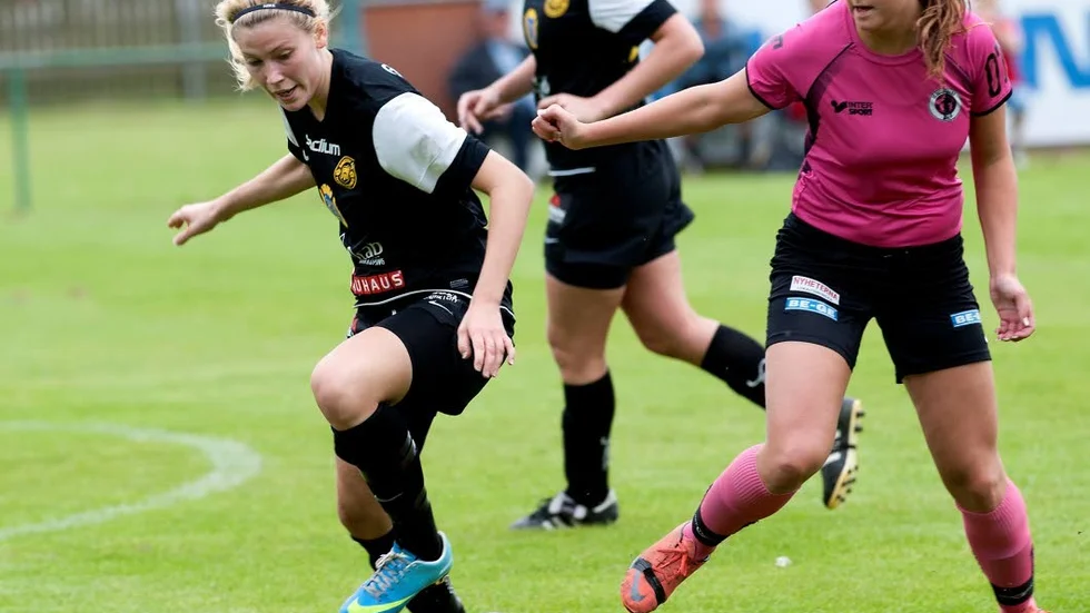 Tre sköna poäng. Karin Kling och de andra Smedby-försvararna såg till att hålla tätt bakåt mot P18. Det blev seger med 3-0 för Sais.