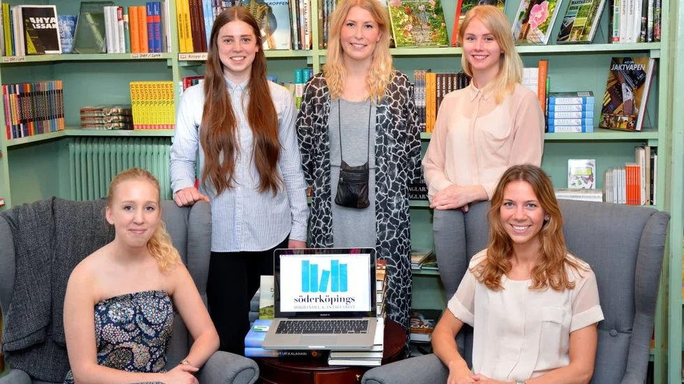 Logotyparbete. Studenterna Filippa Jonsson, Liv Bossuyt, Josefine Brandt, Lisa Appelqvist samt Märta Wolter med slutresultatet av sitt projekt.