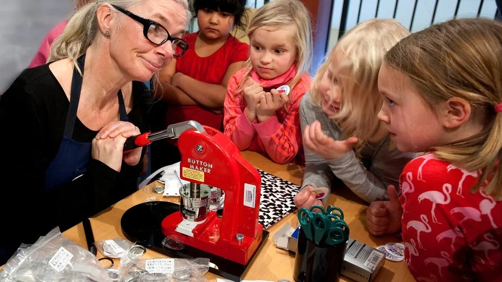 Massor av pins fick pedagogen Anna-Lena Rydberg trycka fram på sin speciella pin-maskin, vid torsdagens sportlovsarrangemang på Stinsen.