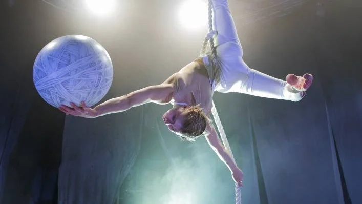 Livet på en tråd. Cirkus Cirkörs Knitting Peace har en poetisk stämning och strävan mot fred löper som en tråd genom föreställningen.
Foto: Mats Bäcker
