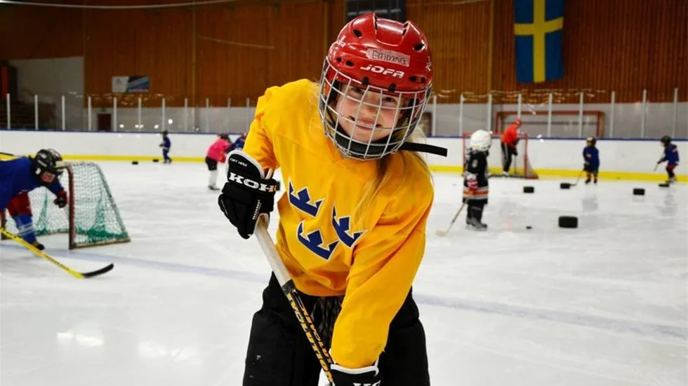 Emma Goding, 8, ser fram emot att få träffa LHC-damerna på lördag.
