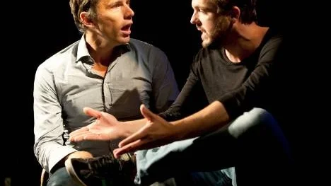 Pontus Plaenge och Krister Kern gör rollerna som kärleksparet Prior och Louis i Pulitzerbelönade dramat Änglar i Amerika.
