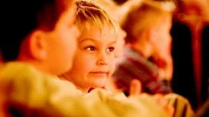 Förväntansfulla elever från Enebyskolan och Karlshovsskolan fick igår se ett julspel om julens budskap. Skådespelare var anställda i Eneby och Svärtinge församlingar.