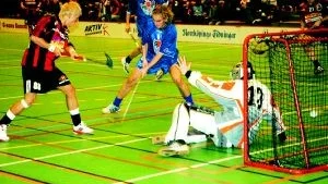 Hemmalagets yngste spelare 17-årige Robin Landberg stänker in 2-1 bakom Gävles duktiga målvakt Mattias Stensson. Finspång vann med 5-4 och hakar på i toppstriden.
FOTO: GUNNAR JOHANSSON