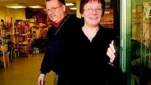I mitten av november öppnas en second hand-affär i Östermalms centrum. "Det behövs pengar för att bekosta frakten", säger Ronny och Pirjo Andersson.