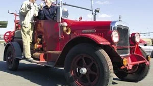 Här ses tre brandkårsveteraner från Norrköping på samma bild: Den igår nyhemkomna brandbilen från 1926, pensionerade brandmannen Göran Edvardsson och bakom ratten en lycklig Tommy Hillman. 
FOTO: JANNE FORSBY