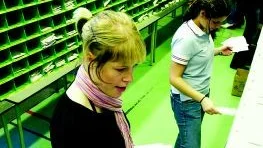 Nu är det full fart på julkortssorteringen på Posten i Norrköping - för sista gången, eftersom sorteringen ska försvinna i framtiden. Här är det Pernilla Öhr, närmast, och Victoria Ecer som sorterar in julkorten i respektive postfack.
FOTO: ANITA KJELLBERG