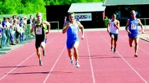 Johan Engberg var i helgen hemma i Östergötland och passade då på att ställa upp i NFIK:s Surbullespel på Borgsmo IP. Han vann 200 meter och riktar nu in sig på Finnkampen i Göteborg 5-6 september.
FOTO: SUSANNE LUNDBÄCK