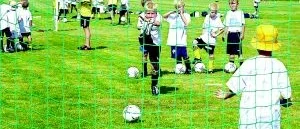 200 barn kickade boll