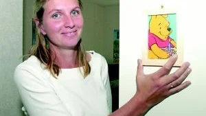 Åsa Johansson sätter upp en bild på Nalle Puh utanför ett av rummen på korttidsboendet. Varje rum har fått en särskild bild så att man lätt ska kunna lära sig var de olika rummen finns och var man bor.