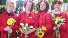 Monica Edenblad, Cecilia Hast, Helene Pers och Anna Mårdh från floristgymnasiet binder blombuketter på mässan. Cecilia är lärare, de övriga vuxenelever vid skolan.
FOTO: ARNE LINDH