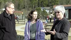 Göran Bjarnegård och Marguerite Gideland är besvikna på kommunen och politikerna. Monica Robach (till höger) från kommunen var i Kvarsebo i går för att titta på lokaler till förskolan.
FOTO: JANNE FORSBY