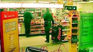 Polisen ställer frågor till personalen i tobaksaffären efter rånet i Vilbergen i går kväll.
FOTO: WIGHSNEWS