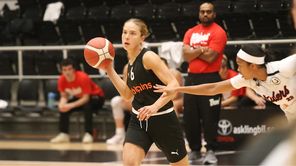 Lovisa Hjern är tillbaka i Dolphins. Kaptenen (jodå, hon får den rollen igen) blev poängbäst i säsongens första träningsmatch.