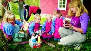 Bildelever från nian och femåringar på förskolan målar ihop. Rebecca Johansson-Ridderborger, Moa Hultgren, Emma Pettersson, Felicia Segerholm och Stina Alexandersson.