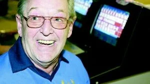 Lasse Strandberg, snart 68, går direkt in i Örnens premiärlag när man tar emot Umeå i morgon bitti. 
FOTO: ROBERT SVENSSON