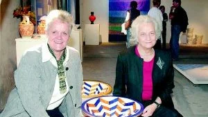 Ställer ut tillsammans gör Lottie Alexandersson och Anita Graffman. Här sitter de intill en del av Lotties keramik och längre bort på väggen hänger Anitas "Universum". 
FOTO: TITTI OLOVSSON